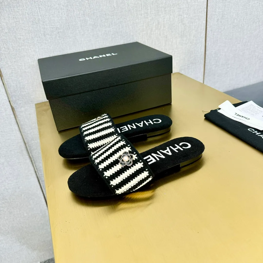 👟👟Ex-factory price 440👟👟 The top version of Chanel Chanel 24P catwalk style flip-flops, sandals. A pair of summer slippers that are super beautiful and increased in height. The cloth surface is younger and more fashionable than leather. The upper foot is too friendly for girls, a perfect height-increasing artifact! Upper: original customized cloth/calf leather lining: sheepskin water table/outsole: original molding, genuine leather outsole Size: 35-39 (40/41 customized)